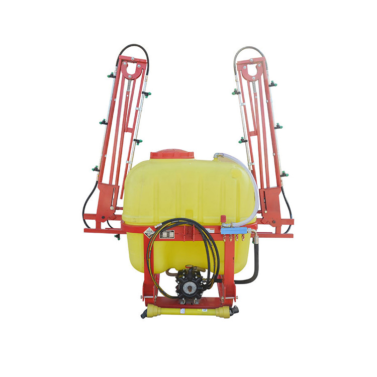 Zemědělský postřikovač namontovaný na traktoru